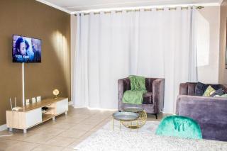 Beautiful Apartment in Fourways with Pool and Wi-Fi - Sandton - 6