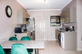 Beautiful Apartment in Fourways with Pool and Wi-Fi - Sandton - 1