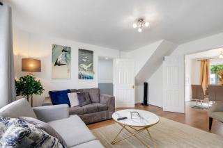 Sharp Close 4 Bedroom, 2 Bathroom in Aylesbury - Aylesbury - 0
