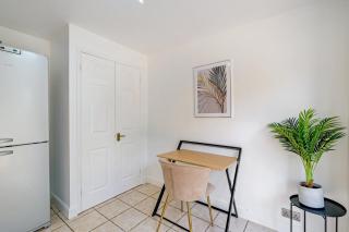 Sharp Close 4 Bedroom, 2 Bathroom in Aylesbury - Aylesbury - 1
