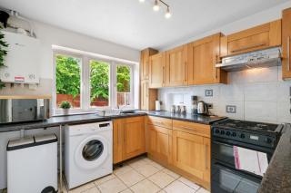 Sharp Close 4 Bedroom, 2 Bathroom in Aylesbury - Aylesbury - 6