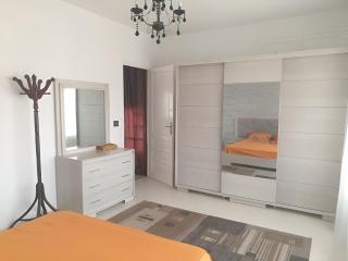 Appartement Romantique Grande Chambre avec Grande Terrasse Vue Panoramique Chaine Internationale- Fibre Optique -À une min des Commodités - Ennasr 2 - Ariana - 7