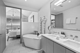 Stunning beachfront apartment - Turtle Cove - 3