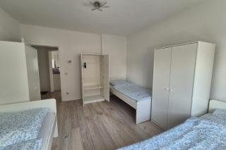 L21-Apartment Mönchengladbach, 1 Zimmer, 3 Betten, Standardisierte Ausstattung, ideal für Reisende, Pendler, Familien - Mönchengladbach - 2