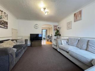 Olive, 3Bedrooms,1 extra Rm, Sleeps 9 with Garden, Free Parking in Grays, Lakeside, London - Grays Thurrock - 0