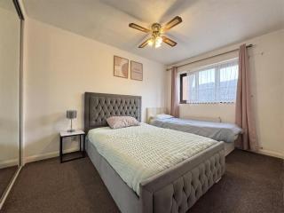 Olive, 3Bedrooms,1 extra Rm, Sleeps 9 with Garden, Free Parking in Grays, Lakeside, London - Grays Thurrock - 7
