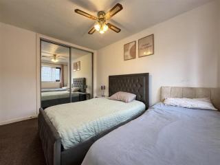 Olive, 3Bedrooms,1 extra Rm, Sleeps 9 with Garden, Free Parking in Grays, Lakeside, London - Grays Thurrock - 6