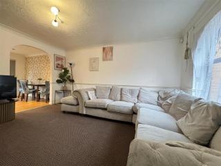Olive, 3Bedrooms,1 extra Rm, Sleeps 9 with Garden, Free Parking in Grays, Lakeside, London - Grays Thurrock - 5