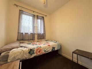 Olive, 3Bedrooms,1 extra Rm, Sleeps 9 with Garden, Free Parking in Grays, Lakeside, London - Grays Thurrock - 4