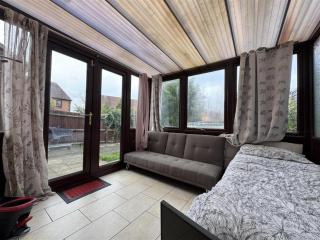 Olive, 3Bedrooms,1 extra Rm, Sleeps 9 with Garden, Free Parking in Grays, Lakeside, London - Grays Thurrock - 3