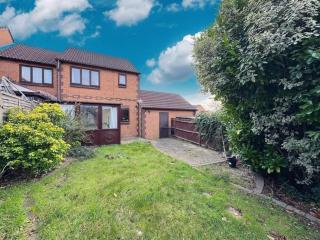 Olive, 3Bedrooms,1 extra Rm, Sleeps 9 with Garden, Free Parking in Grays, Lakeside, London - Grays Thurrock - 1