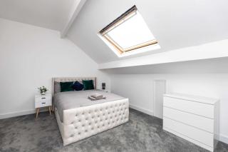 5-Bed Property Near Leeds City Center - 2
