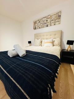 Swanky3Bed HomeModern Kitchen - Dudley - 9