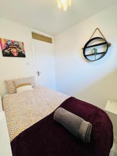 Swanky3Bed HomeModern Kitchen - Dudley - 5