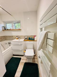 Swanky3Bed HomeModern Kitchen - Dudley - 4