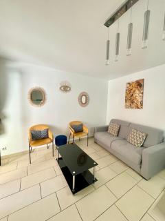 Jolie 3 pièces avec terrasse au vieux port, à 2 pas des plages et du palais. - 9