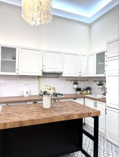 V1 Central Riverfront Apartment 2 BDRM - 4