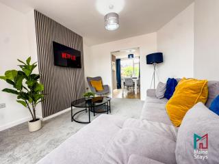 Modern 3 Bedroom Home, 6 beds, free parking, Wi-Fi, Netflix, Near Coventry City Centre & Hospital - 0