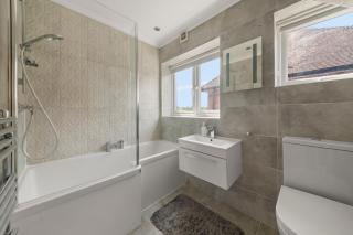 Modern & Spacious 4bd House - Elmers End - 9