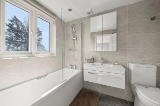 Modern & Spacious 4bd House - Elmers End - 8