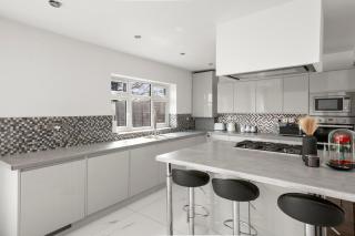 Modern & Spacious 4bd House - Elmers End - 1