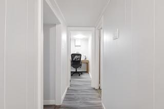 Beautiful Basement Private Suite Prime Location - Winnipeg - 5