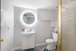 Beautiful Basement Private Suite Prime Location - Winnipeg - 6