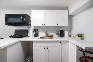 Beautiful Basement Private Suite Prime Location - 7