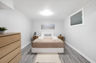 Beautiful Basement Private Suite Prime Location - Winnipeg - 8