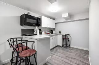 Beautiful Basement Private Suite Prime Location - Winnipeg - 2