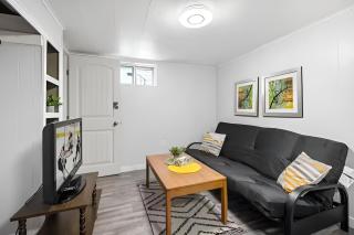 Beautiful Basement Private Suite Prime Location - Winnipeg - 9