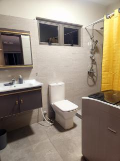 Modern 2-Bedroom Apart East - - 4