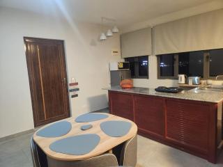 Modern 2-Bedroom Apart East - - 6