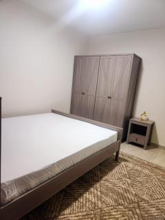 Modern 2-Bedroom Apart East - - 3