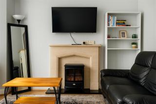 Entire 3 Bedroom Home With Garden In London - Edmonton - 9