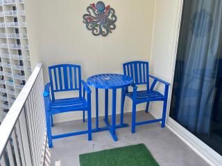 Beachfront Views Resort Pool Beach Chairs - 8