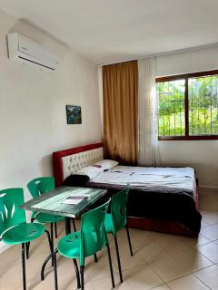 H&A Guest House - Golem - 9