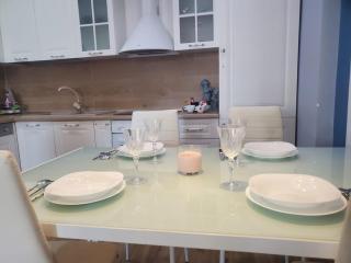 Stylish 2BR Duplex w Balcony - - 9