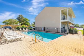 Pompano Paradise 2 Pools Arcade Less than a Mile to Beach - 9