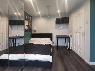 Vika Residence Deluxe Apartments Wednesbury Holiday Resort - Wednesbury - 1
