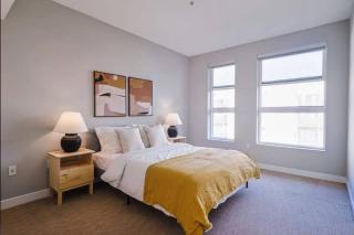 Dreamy 2BR With Balcony & Hollywood Sign Views! - Los Angeles - 4