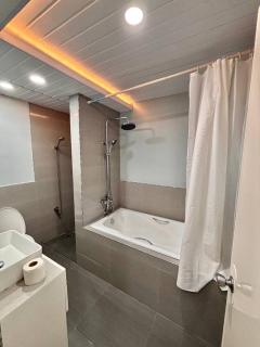 Cozy Manor with Spacious Kitchen and Tub - General Santos - 3