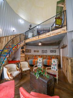 Guest Grain Bin Foghorn Leghorn sleeps 8 - Hermann - 0