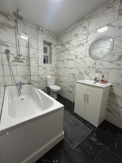 3 Bedroom House Driveway near to NEC - 6 guests - Birmingham - 3