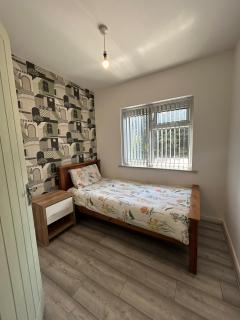 3 Bedroom House Driveway near to NEC - 6 guests - Birmingham - 2