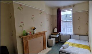 Lucruios Villa Room 3 - Hull - 7