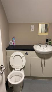 Private Double Bed with Super Fast WiFi Shared Bathroom & Lounge in a 2 Bedroom Apartment, Paid Parking On-Site - 5