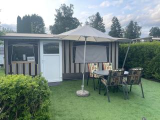 Wohnwagen mit Vorzelt auf einem Campingplatz - Affing - 0