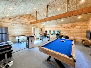 Log Cabin w/ pool, spa, game room, sleeps 20 - 8
