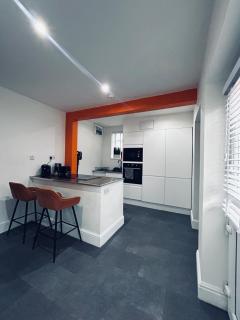 Unique 4 Bedroom House, ideal for HS2, Business People, Contractors & workers - Minworth - 4
